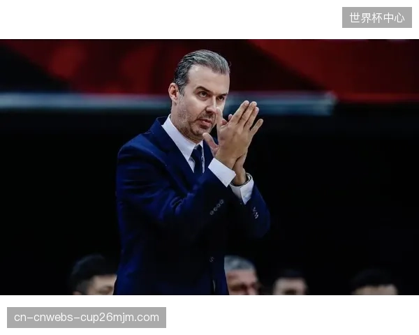 坚固防守是西班牙前进基石,德拉富恩特打造的防守体系经历实战检验。 坚固防守是西班牙前进基石,德拉富恩特打造的防守体系经历实战检验。